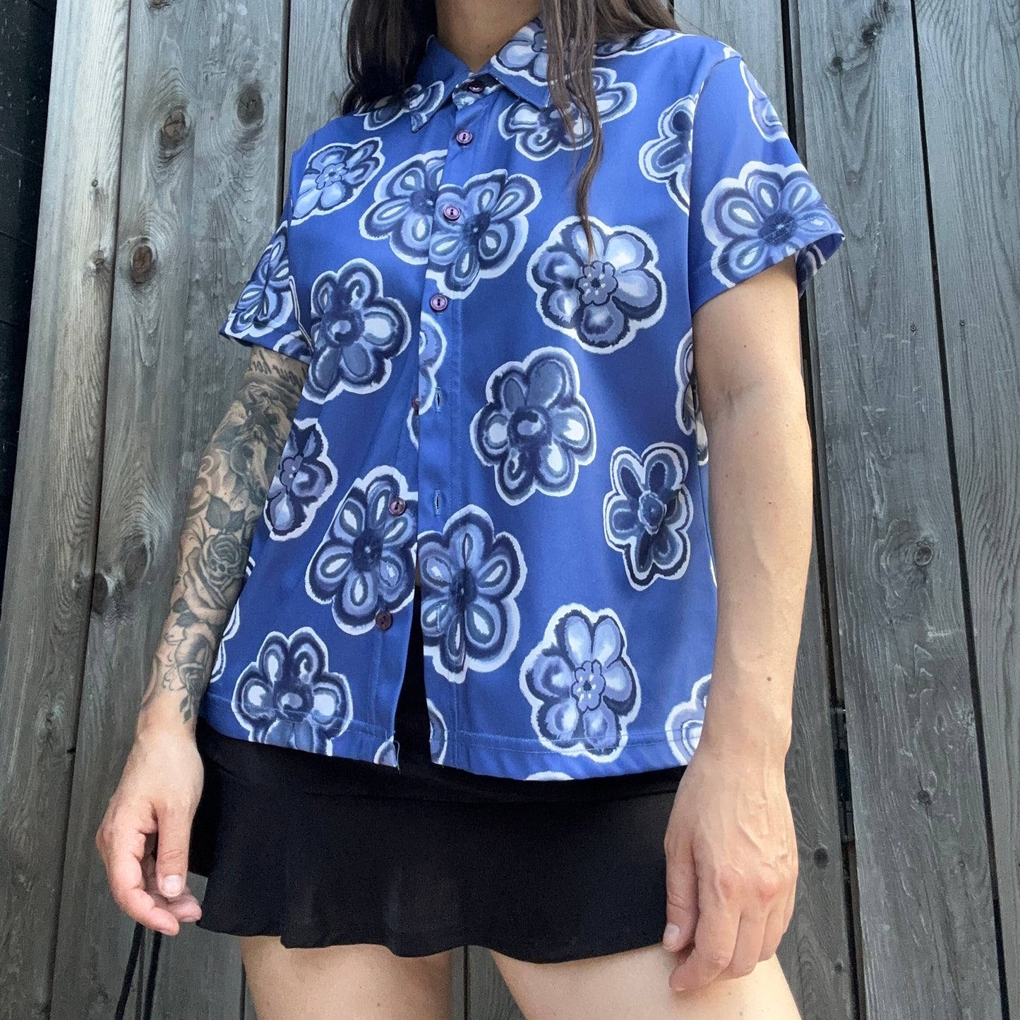 90s blue flower button down shirt (lg)