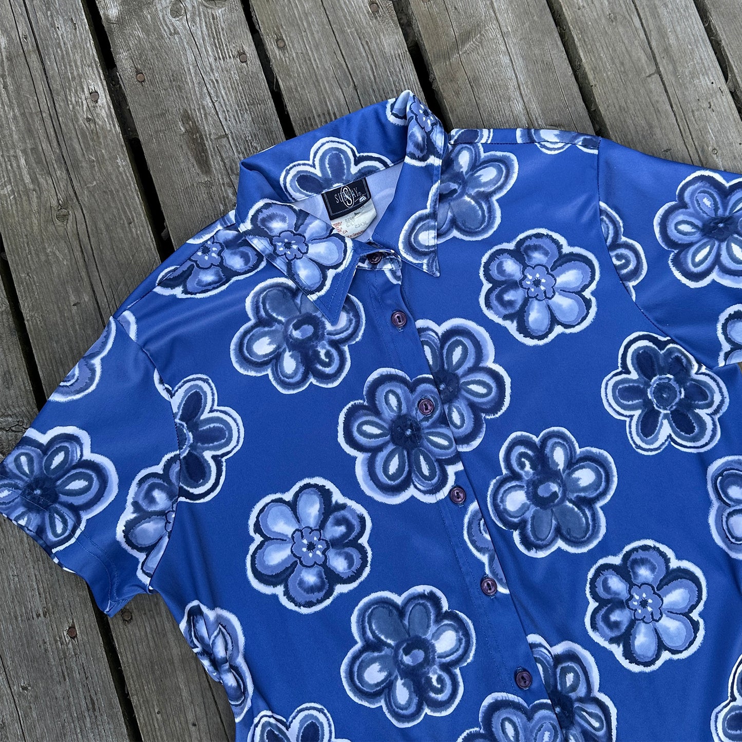90s blue flower button down shirt (lg)