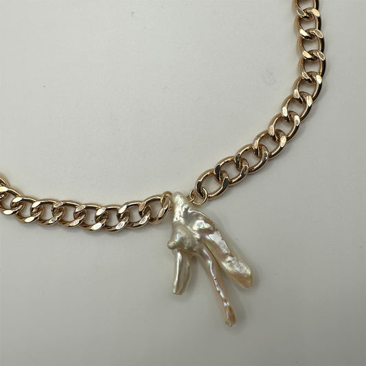gold thick chain with birdfoot pearl